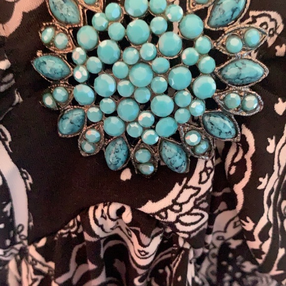 Halter top with turquoise accent - Picture 2 of 3